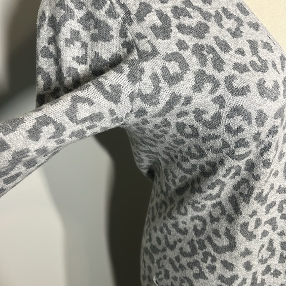 Jessica Simpson Fine Knit Long Grey Leopard Print Cardigan SX - Picture 2 of 8